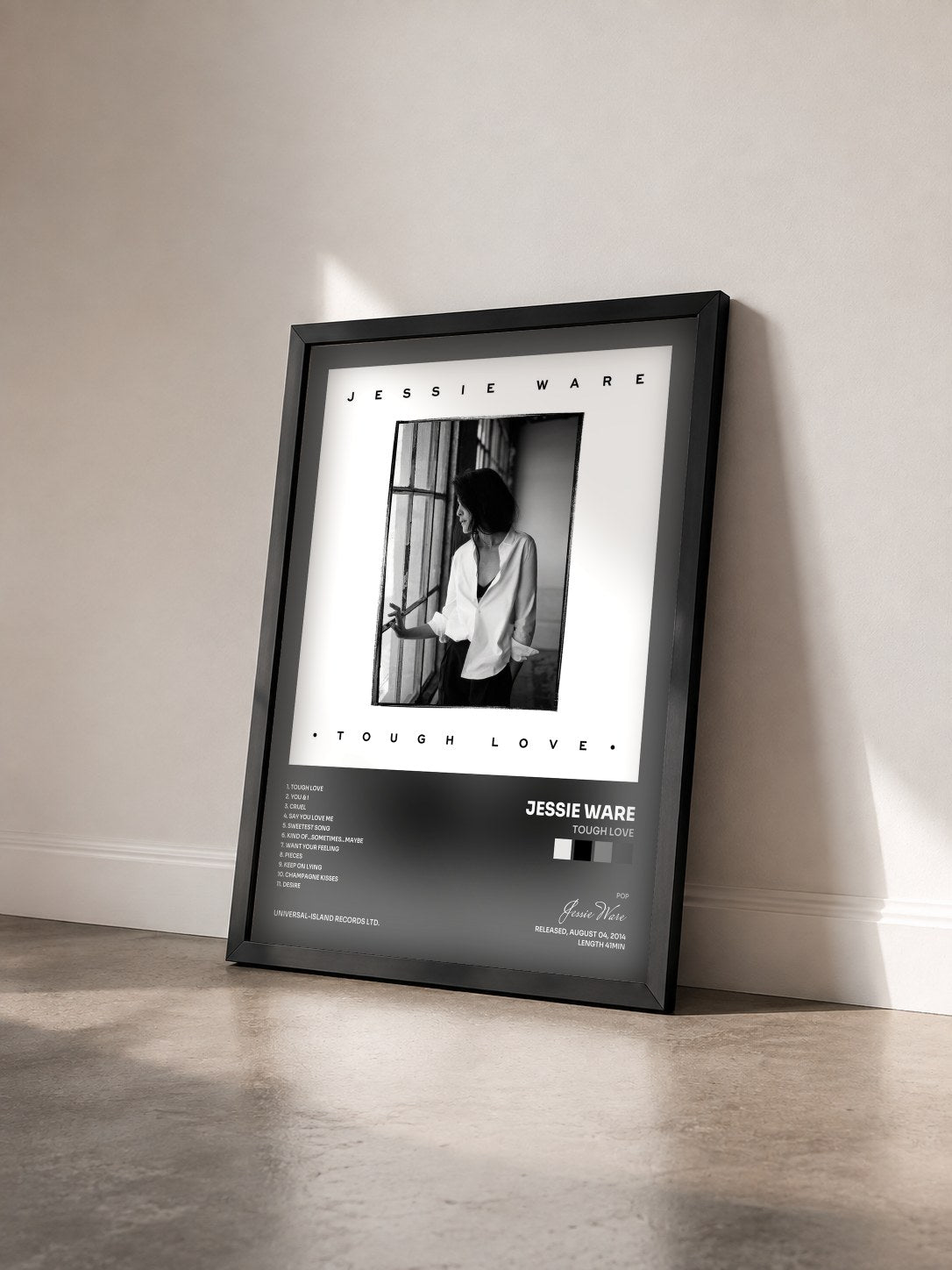 #noir Tableau de l'album Tough Love de Jessie Ware vu de trois quarts, cadre noir