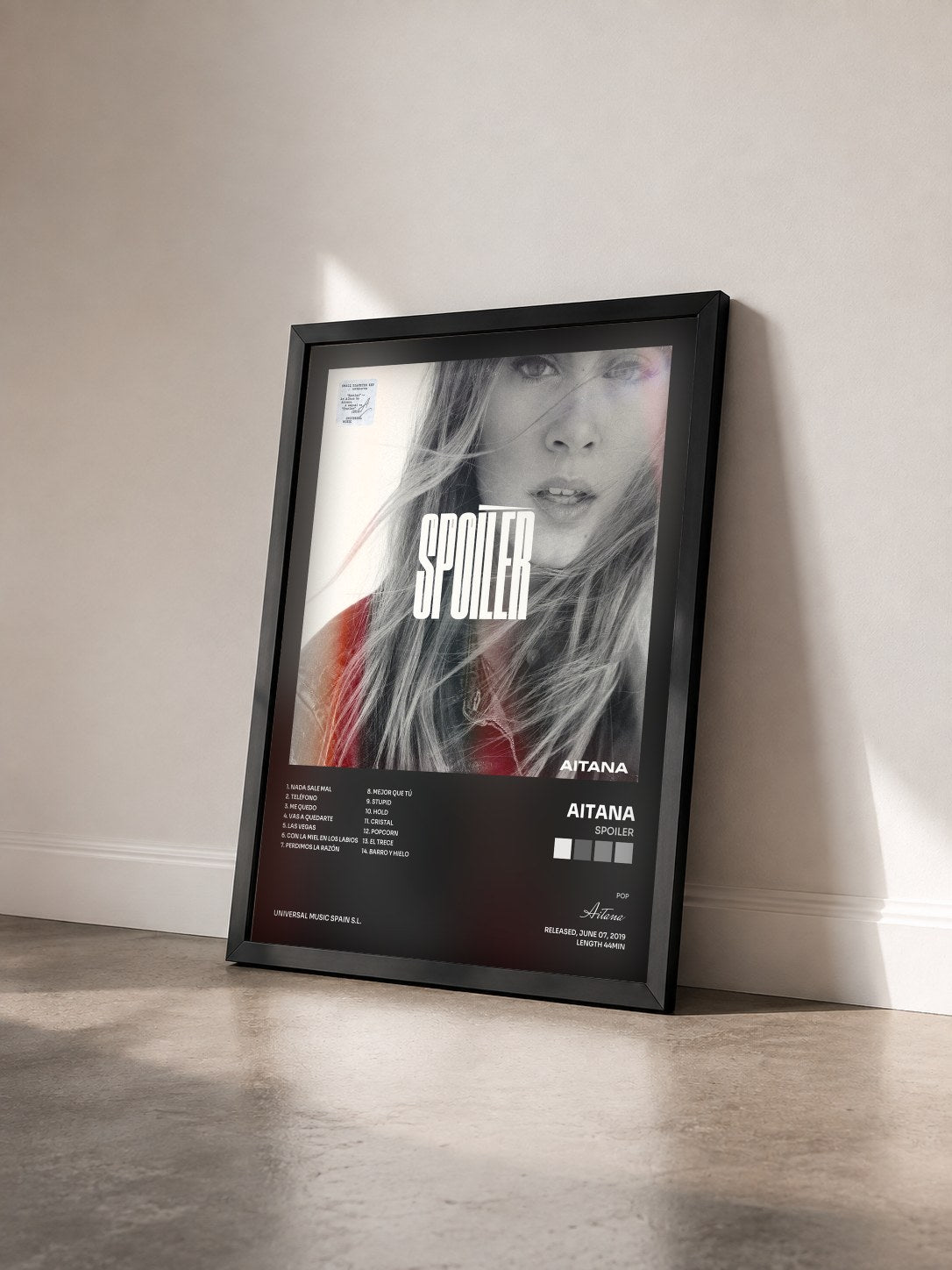 #noir Tableau de l'album Spoiler de Aitana vu de trois quarts, cadre noir