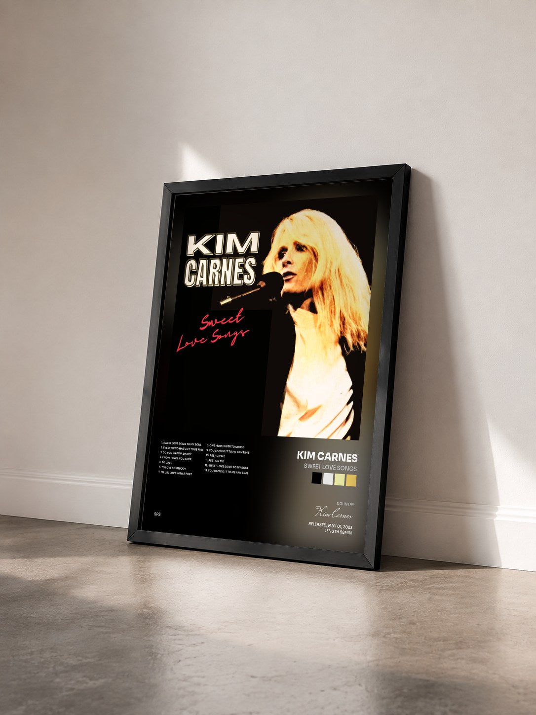 #noir Tableau de l'album Sweet Love Songs de Kim Carnes vu de trois quarts, cadre noir