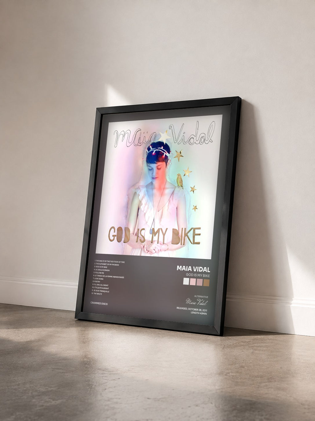 #noir Tableau de l'album God Is My Bike de Maia Vidal vu de trois quarts, cadre noir