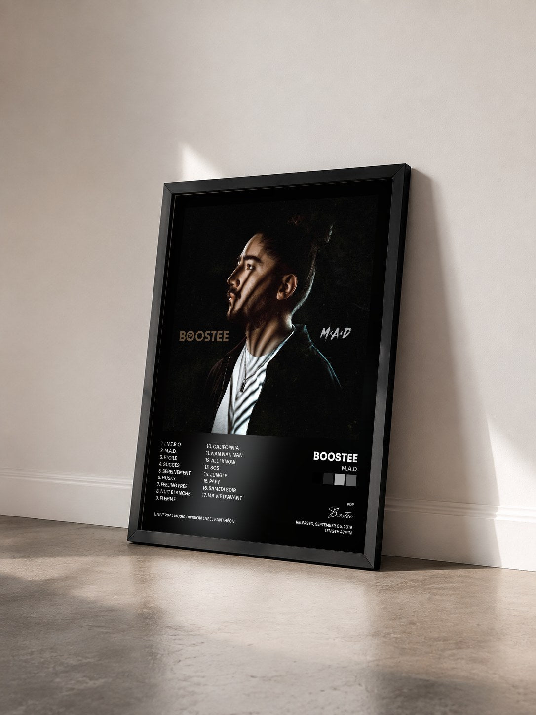 #noir Tableau de l'album M.A.D de Boostee vu de trois quarts, cadre noir
