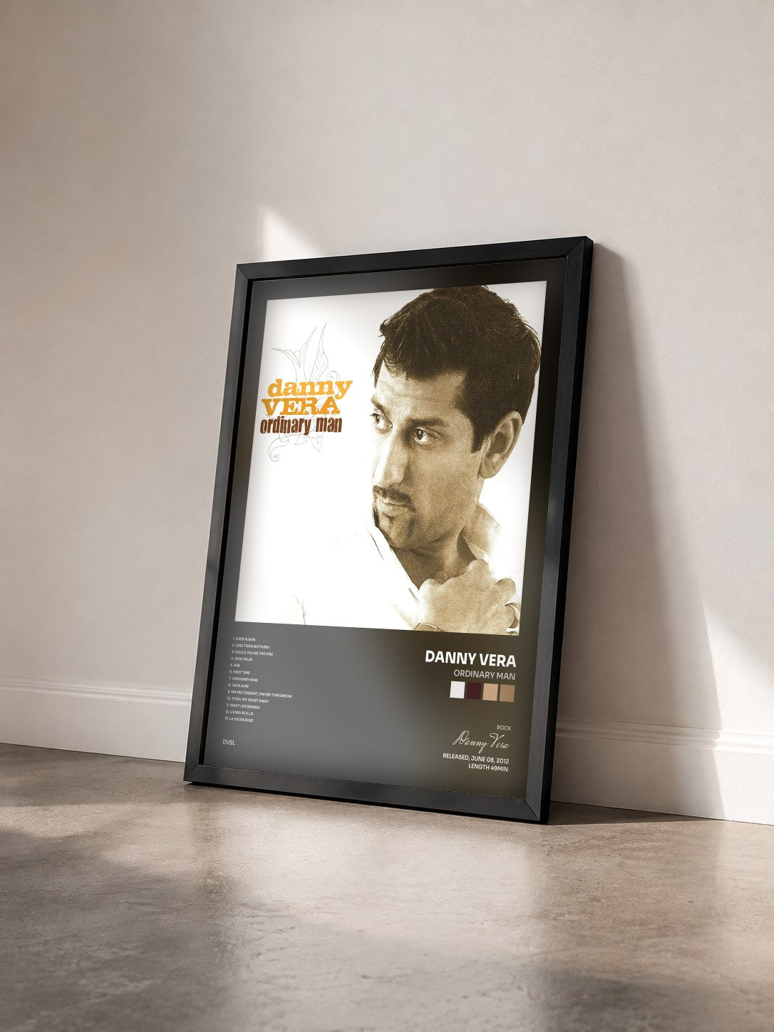 #noir Tableau de l'album Ordinary Man de Danny Vera vu de trois quarts, cadre noir