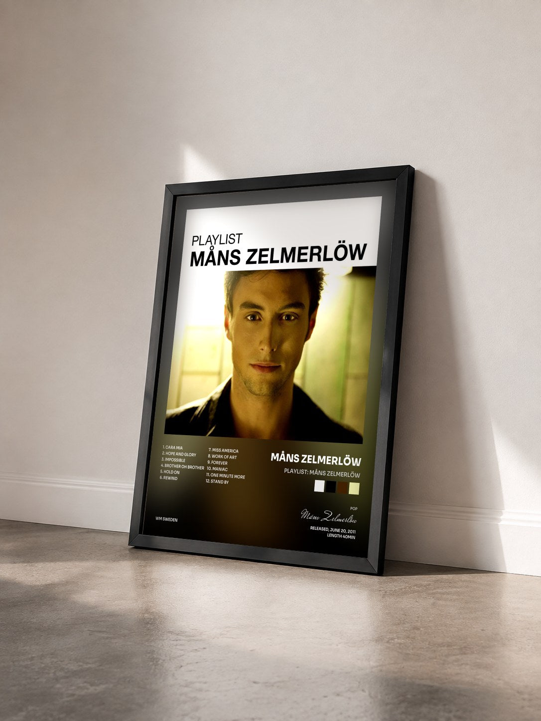 #noir Tableau de l'album Playlist: Måns Zelmerlöw de Måns Zelmerlöw vu de trois quarts, cadre noir