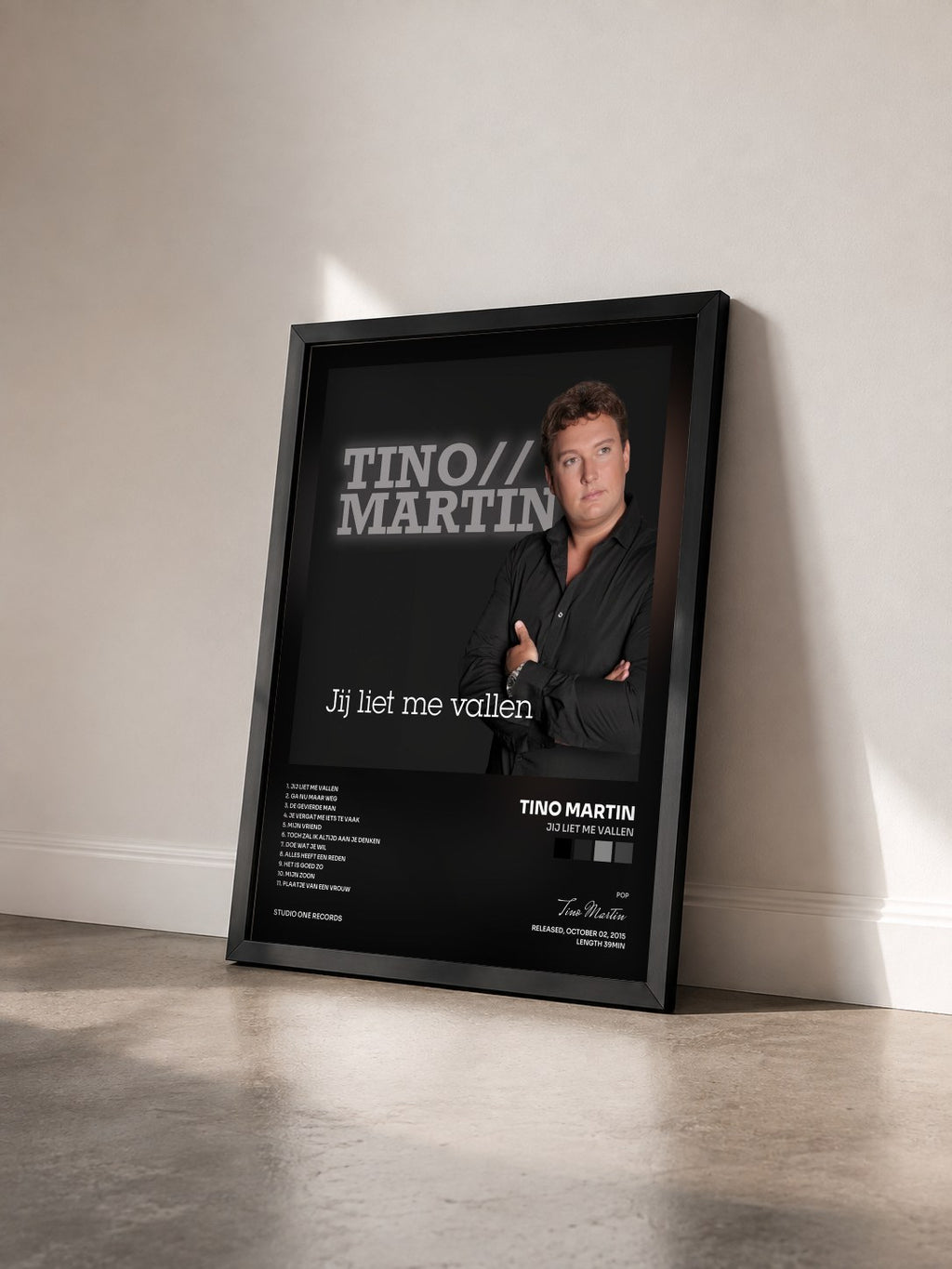 #noir Tableau de l'album Jij Liet Me Vallen de Tino Martin vu de trois quarts, cadre noir
