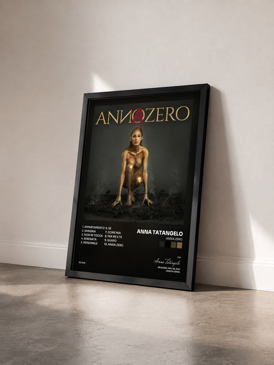 #noir Tableau de l'album Anna Zero de Anna Tatangelo vu de trois quarts, cadre noir