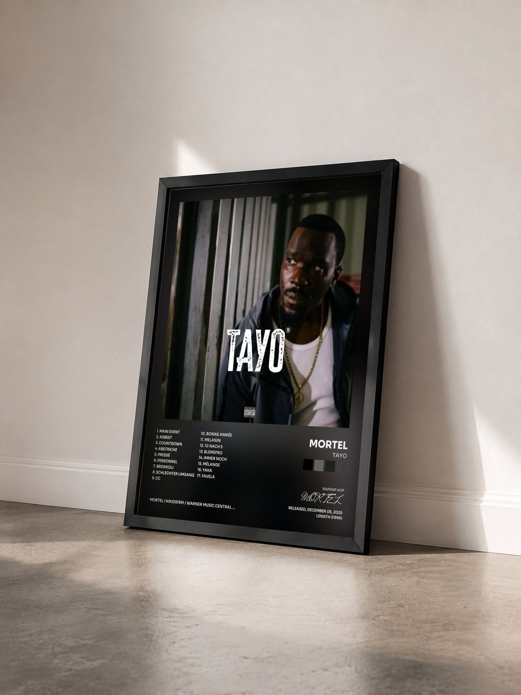 #noir Tableau de l'album TAYO de MORTEL vu de trois quarts, cadre noir
