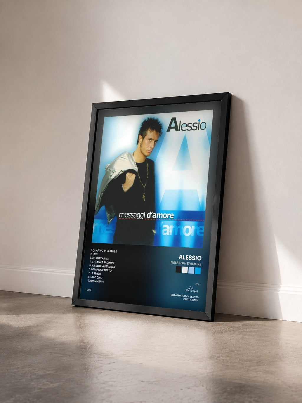 #noir Tableau de l'album Messaggi d'amore de Alessio vu de trois quarts, cadre noir