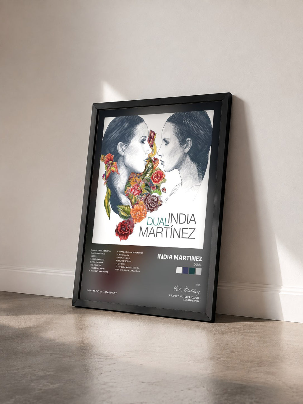 #noir Tableau de l'album Dual de India Martinez vu de trois quarts, cadre noir