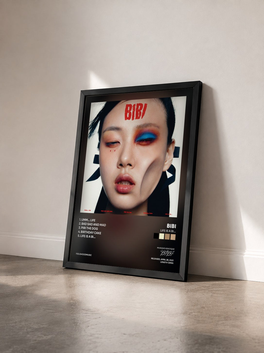 #noir Tableau de l'album Life is a Bi… de BIBI vu de trois quarts, cadre noir