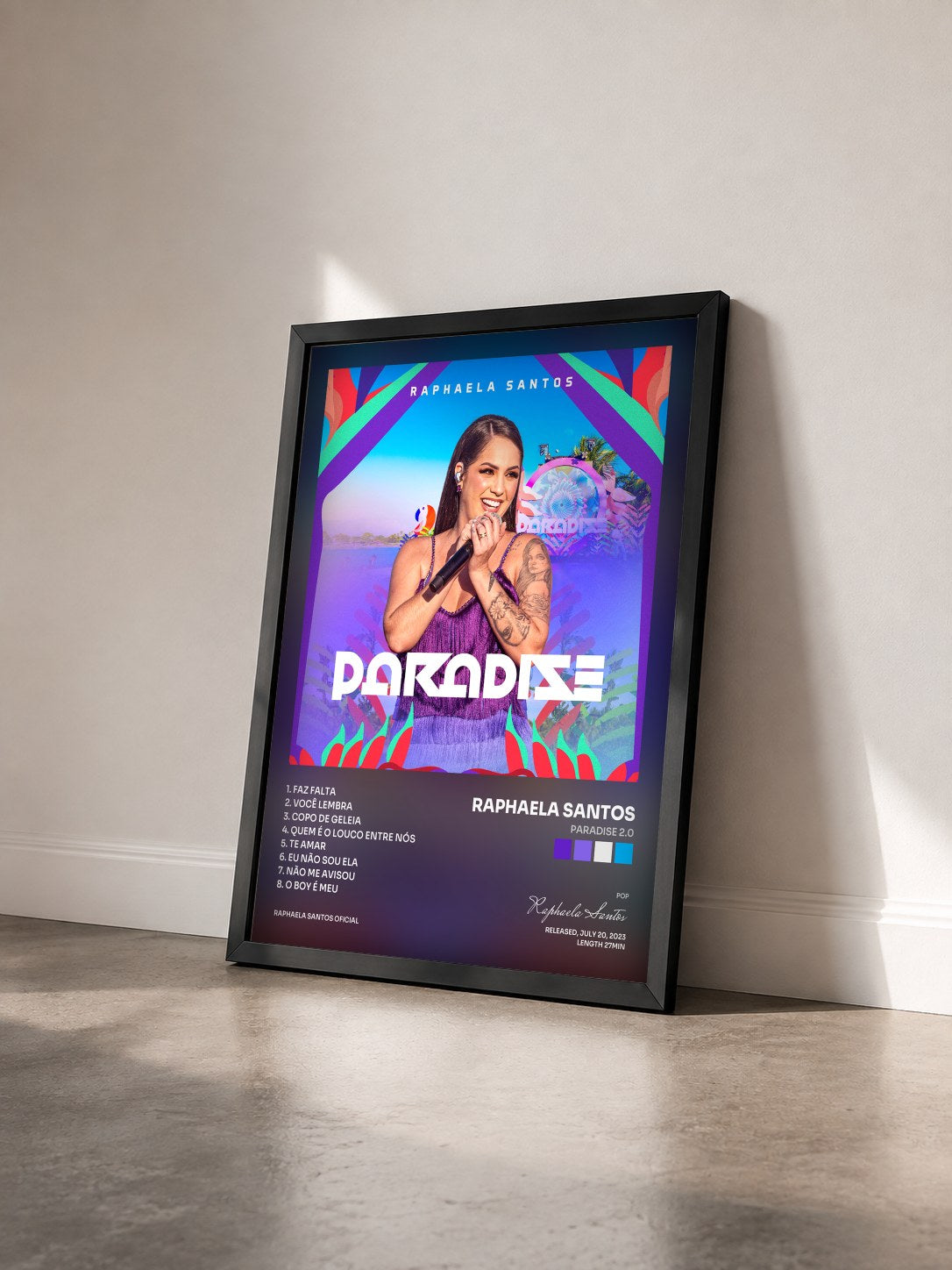 #noir Tableau de l'album Paradise 2.0 de Raphaela Santos vu de trois quarts, cadre noir