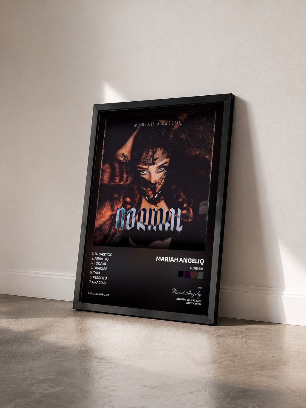 #noir Tableau de l'album Normal de Mariah Angeliq vu de trois quarts, cadre noir