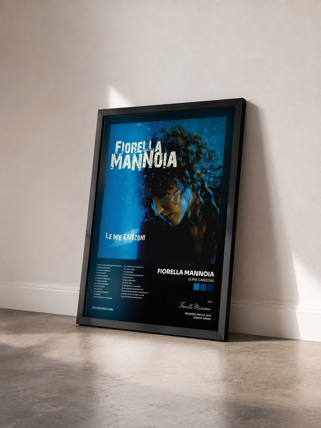 #noir Tableau de l'album Le Mie Canzoni de Fiorella Mannoia vu de trois quarts, cadre noir