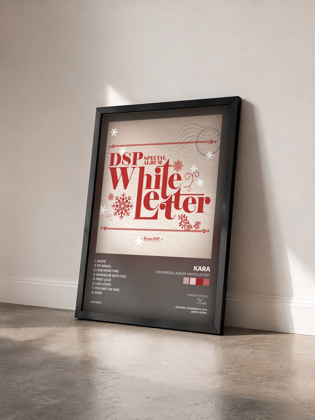 #noir Tableau de l'album DSP Special Album 'White Letter' de Kara vu de trois quarts, cadre noir