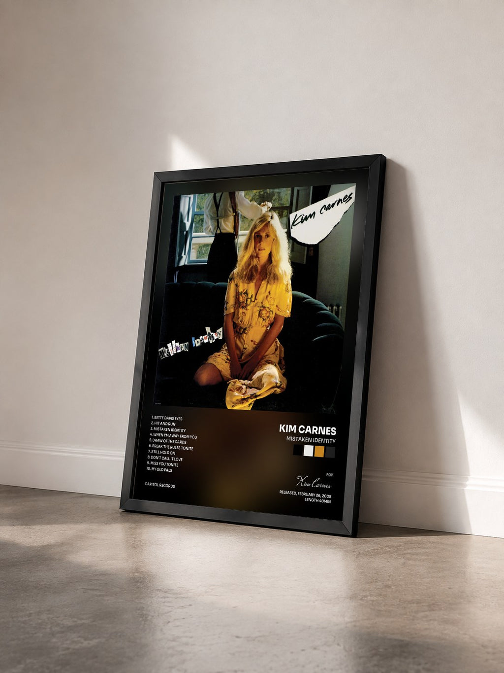 #noir Tableau de l'album Mistaken Identity de Kim Carnes vu de trois quarts, cadre noir
