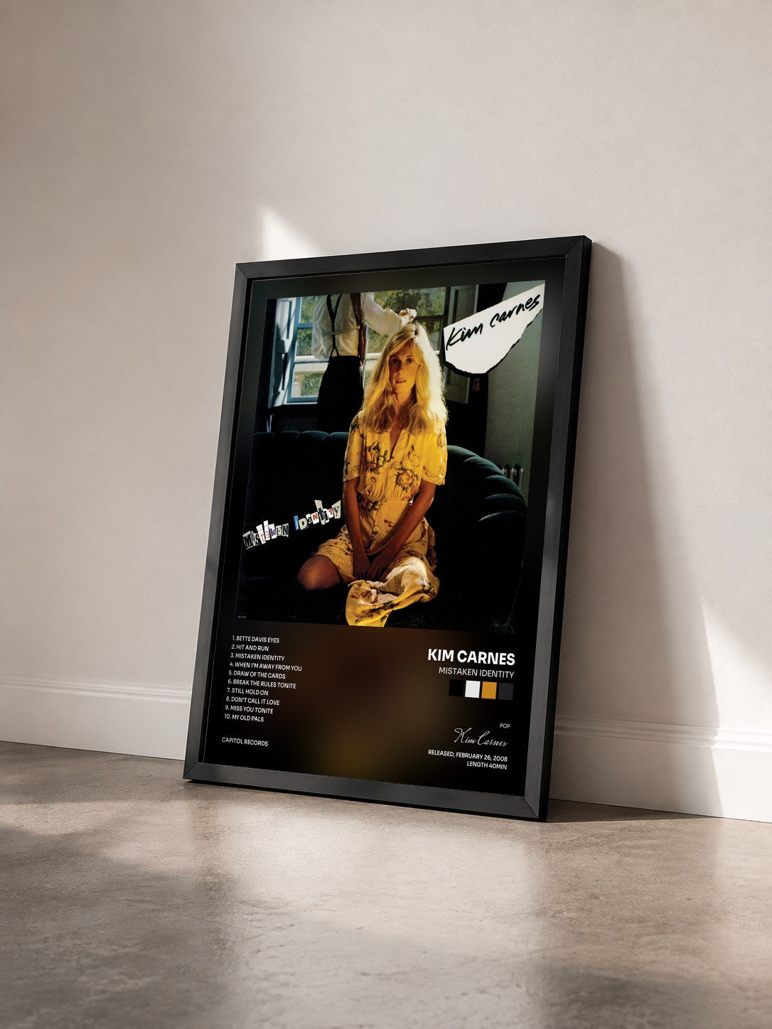 #noir Tableau de l'album Mistaken Identity de Kim Carnes vu de trois quarts, cadre noir