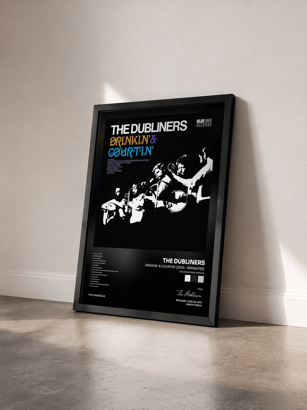 #noir Tableau de l'album Drinkin' & Courtin' [2012 - Remaster] (2012 Remastered Version) de The Dubliners vu de trois quarts, cadre noir