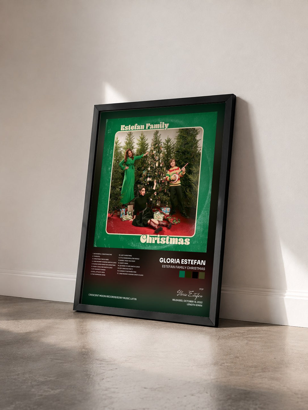 #noir Tableau de l'album Estefan Family Christmas de Gloria Estefan vu de trois quarts, cadre noir