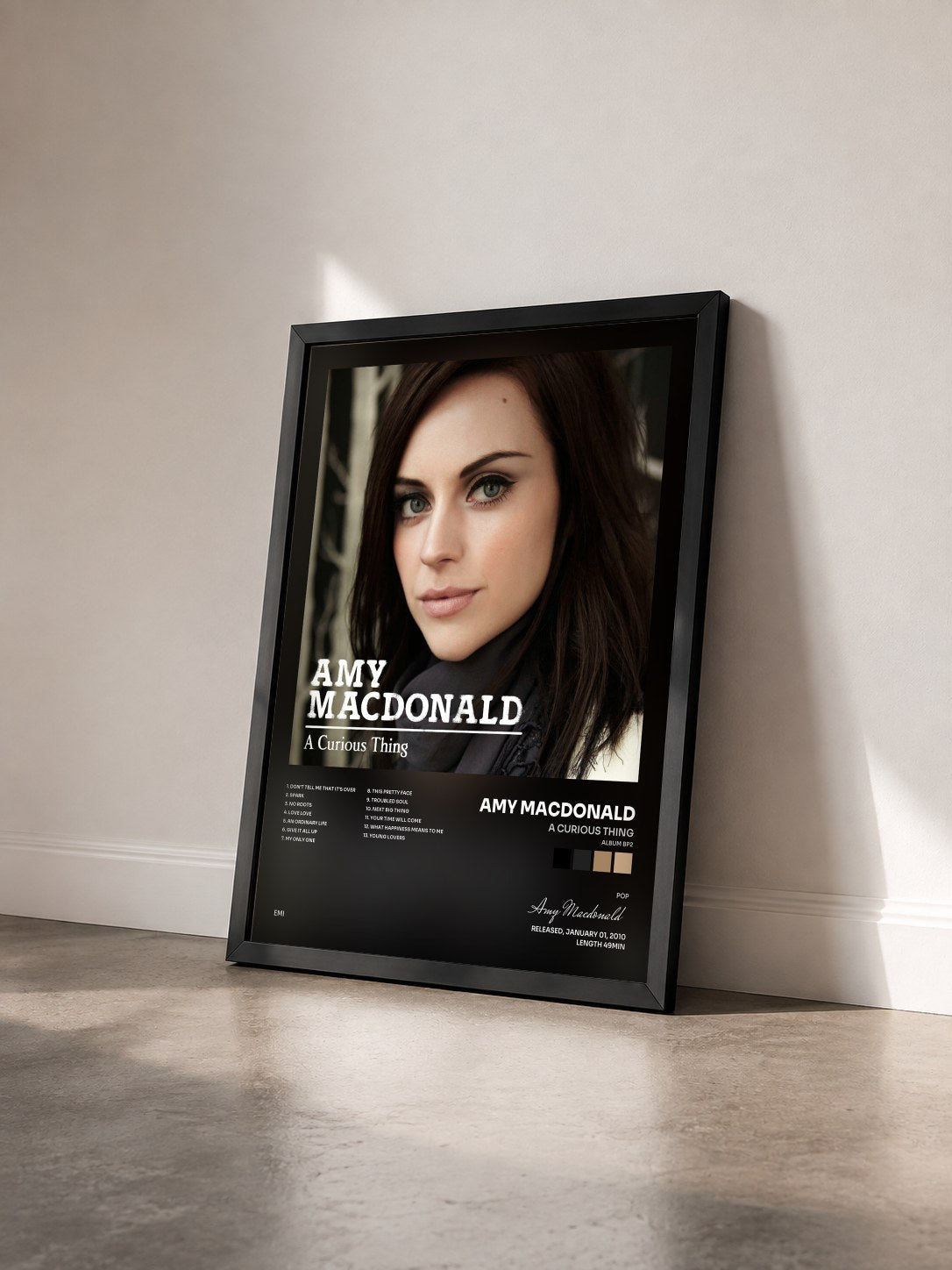 #noir Tableau de l'album A Curious Thing (Album BP2) de Amy Macdonald vu de trois quarts, cadre noir