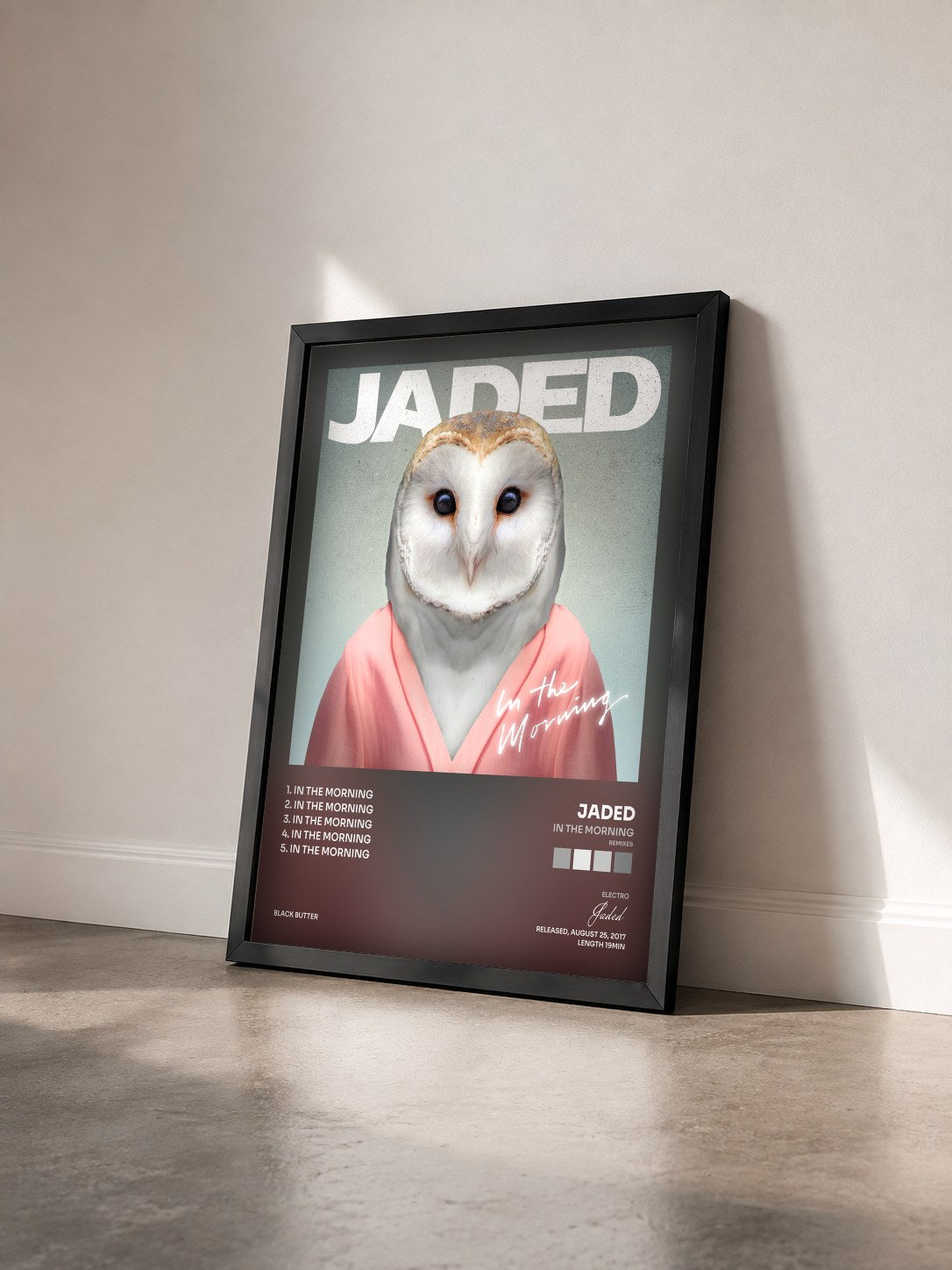 #noir Tableau de l'album In the Morning (Remixes) de Jaded vu de trois quarts, cadre noir