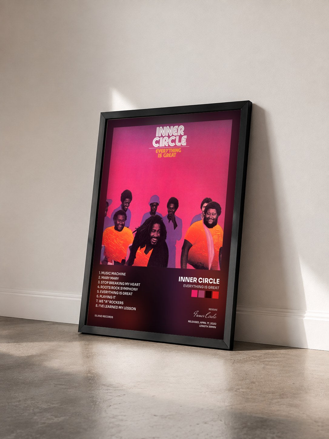 #noir Tableau de l'album Everything Is Great de Inner Circle vu de trois quarts, cadre noir