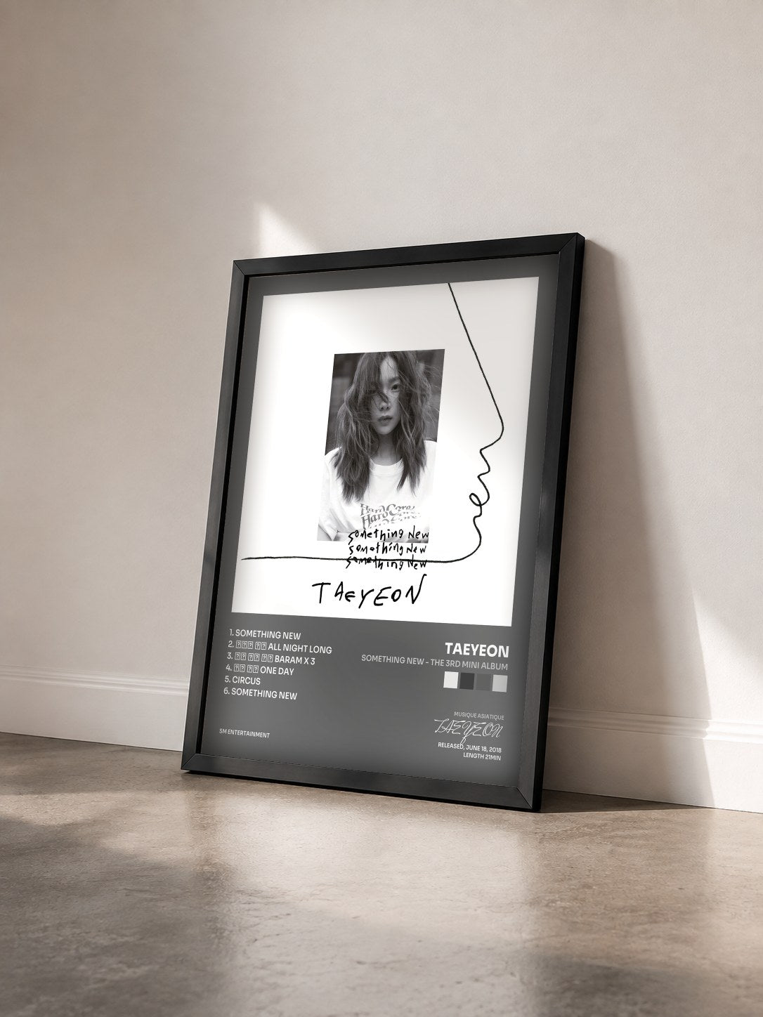 #noir Tableau de l'album Something New - The 3rd Mini Album de TAEYEON vu de trois quarts, cadre noir