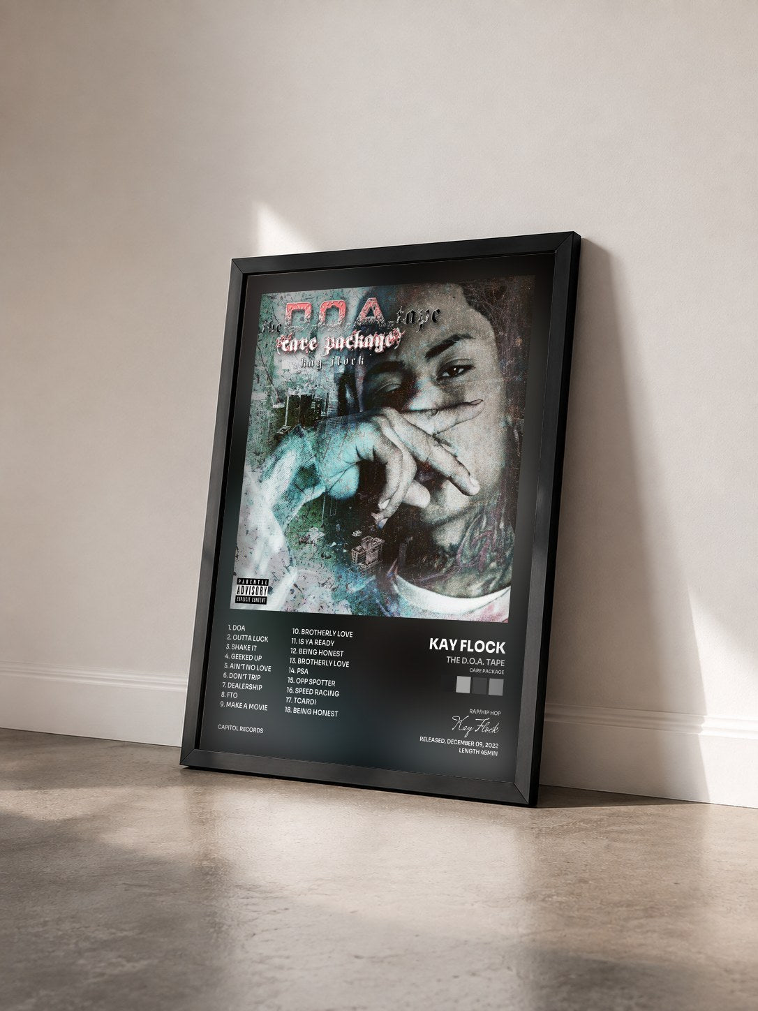 #noir Tableau de l'album The D.O.A. Tape (Care Package) de Kay Flock vu de trois quarts, cadre noir