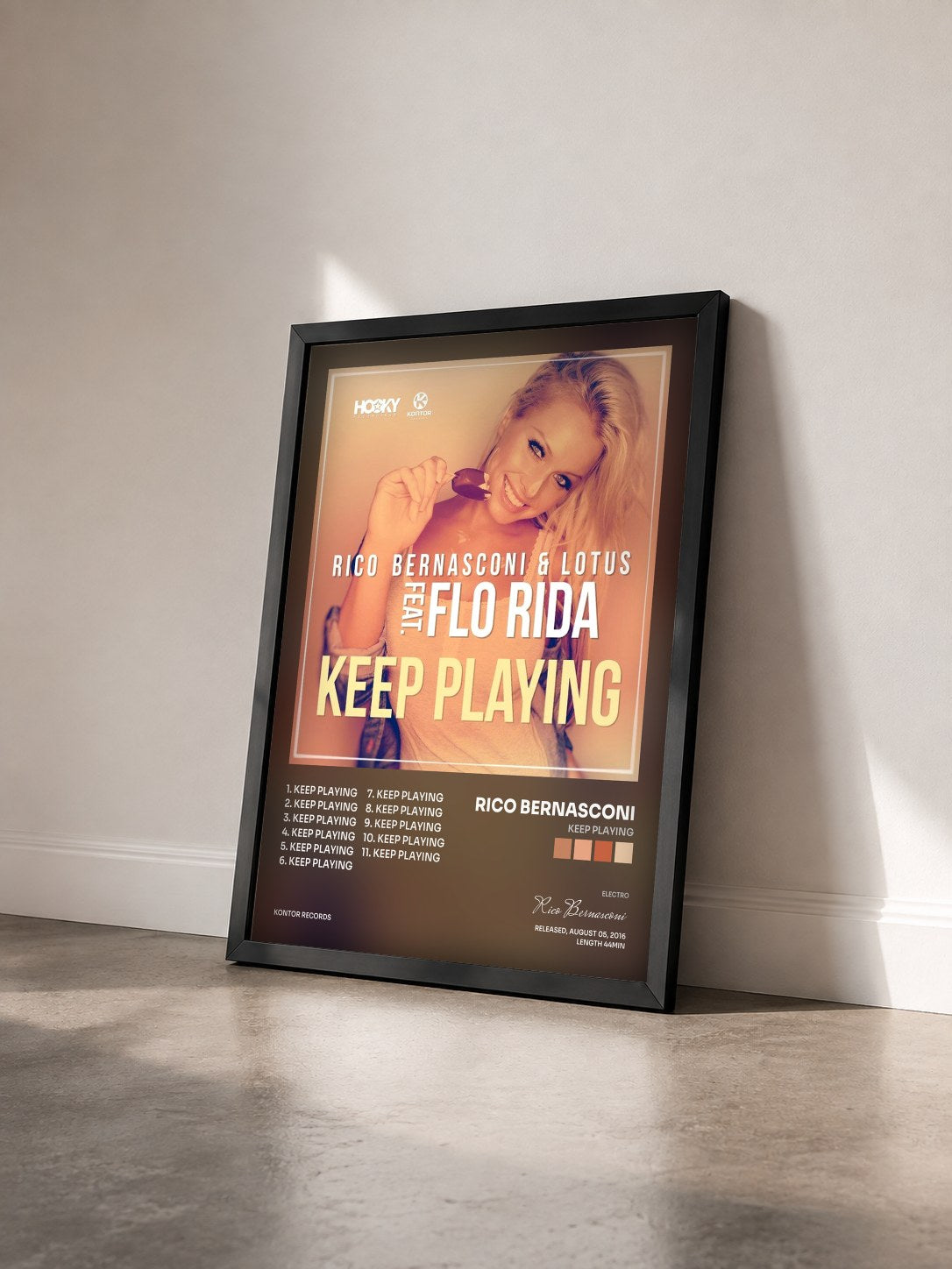 #noir Tableau de l'album Keep Playing de Rico Bernasconi vu de trois quarts, cadre noir
