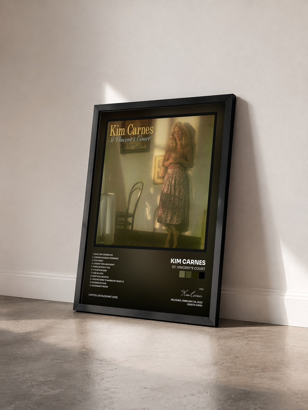 #noir St. Vincent's Court von Kim Carnes als gerahmter Kunstdruck von schräg gesehen, schwarzer Rahmen