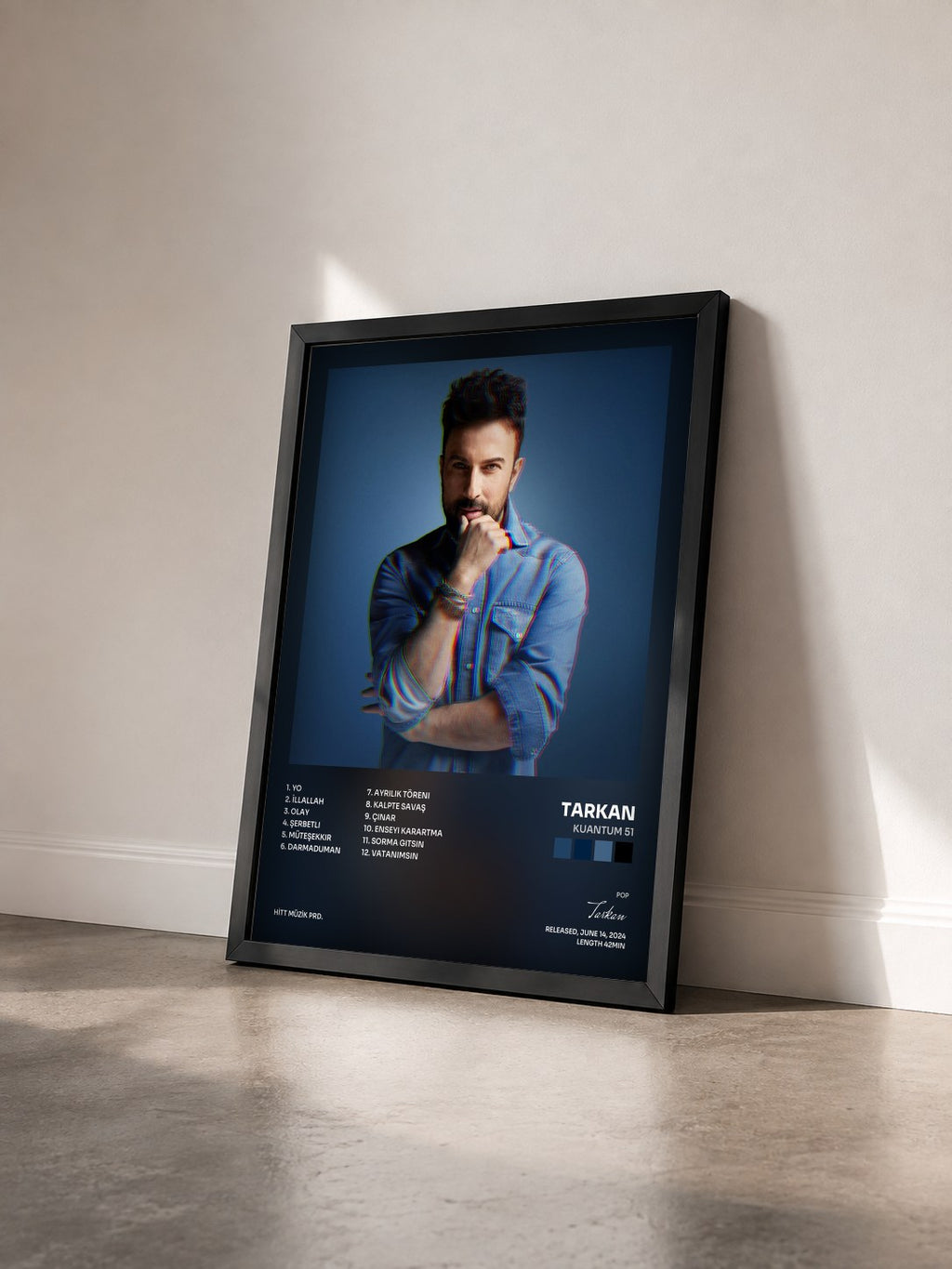 #noir Tableau de l'album Kuantum 51 de Tarkan vu de trois quarts, cadre noir