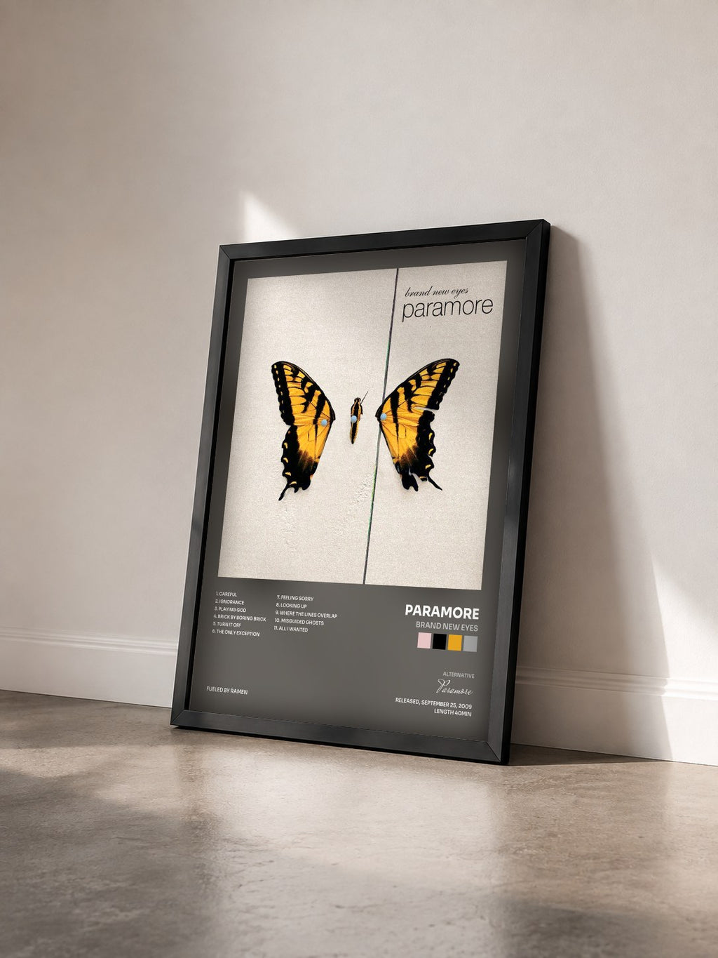 #noir Tableau de l'album Brand New Eyes de Paramore vu de trois quarts, cadre noir
