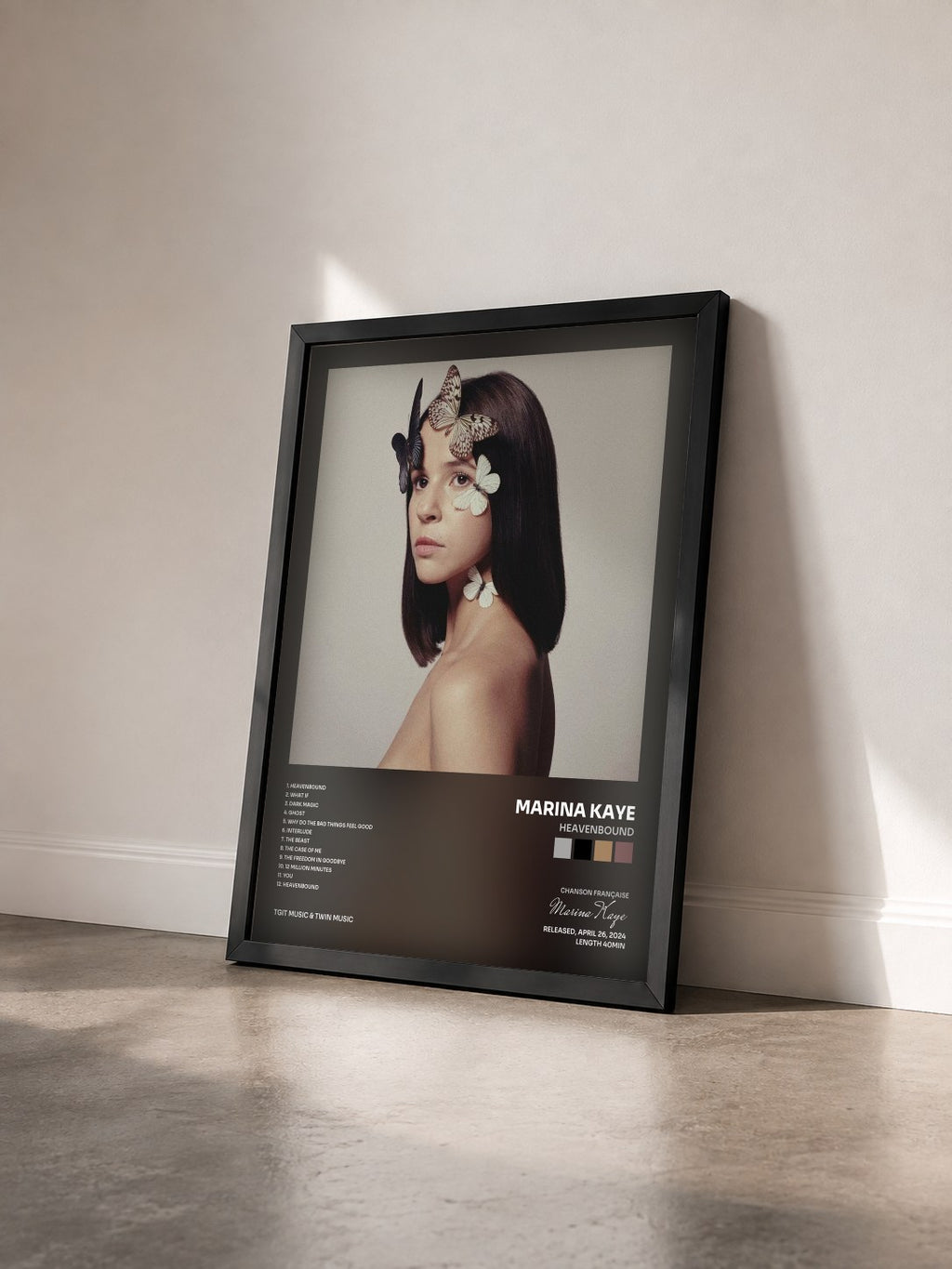 #noir Tableau de l'album Heavenbound de Marina Kaye vu de trois quarts, cadre noir