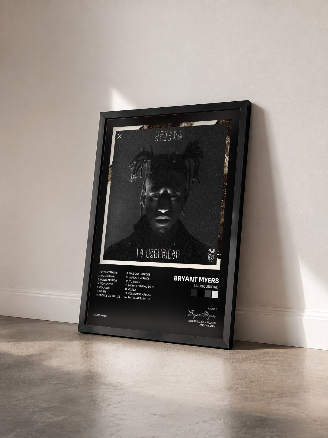#noir Tableau de l'album La Oscuridad de Bryant Myers vu de trois quarts, cadre noir