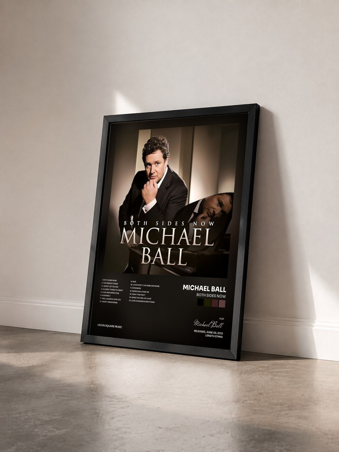 #noir Tableau de l'album Both Sides Now de Michael Ball vu de trois quarts, cadre noir