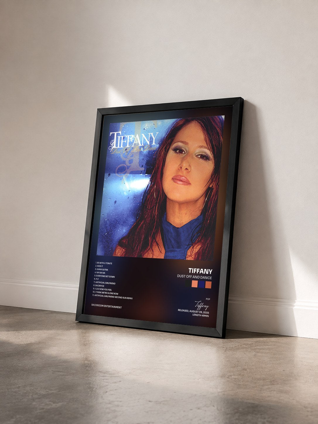 #noir Tableau de l'album Dust Off And Dance de Tiffany vu de trois quarts, cadre noir