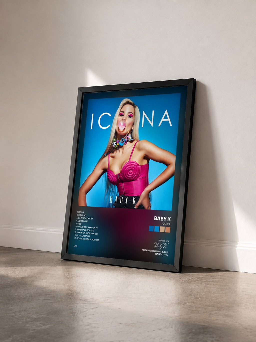 #noir Tableau de l'album Icona de Baby K vu de trois quarts, cadre noir