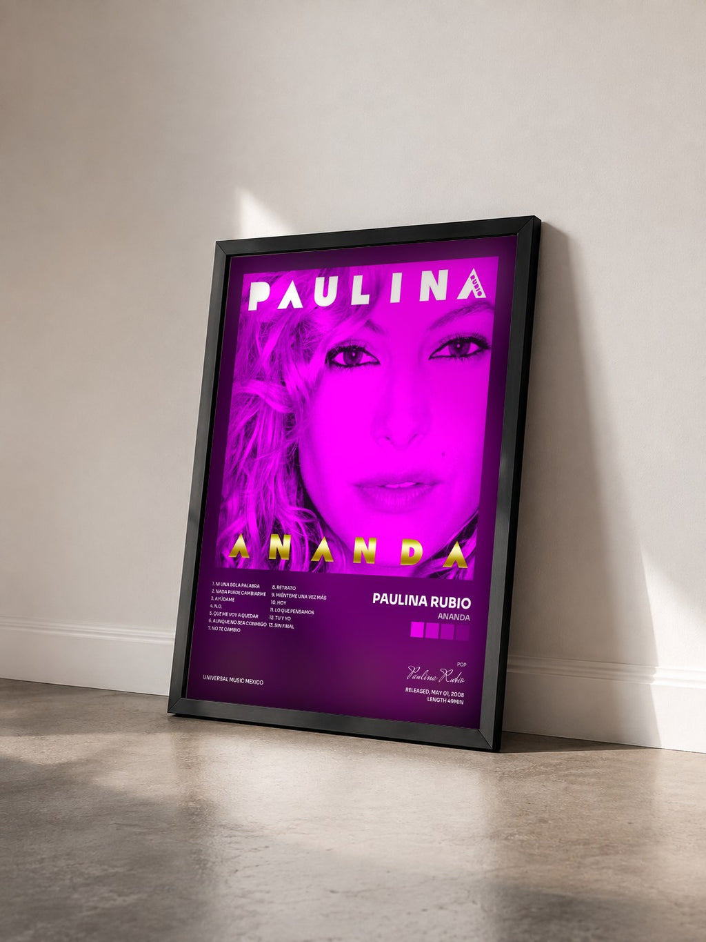 #noir Tableau de l'album Ananda de Paulina Rubio vu de trois quarts, cadre noir