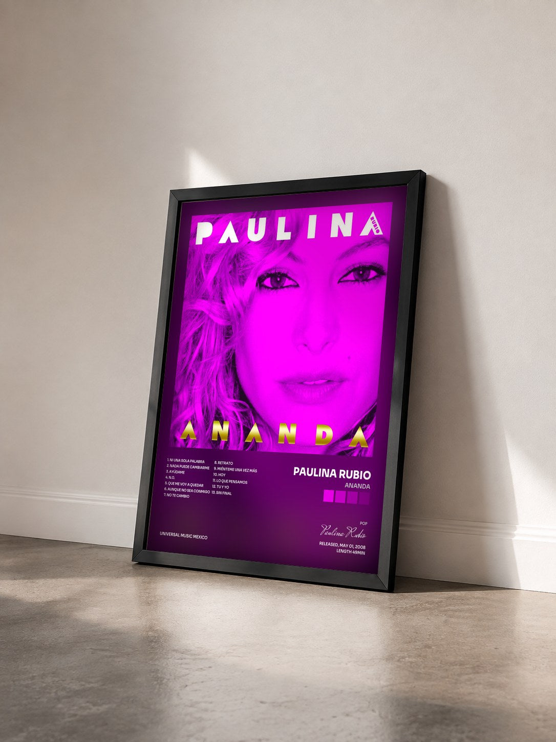 #noir Tableau de l'album Ananda de Paulina Rubio vu de trois quarts, cadre noir
