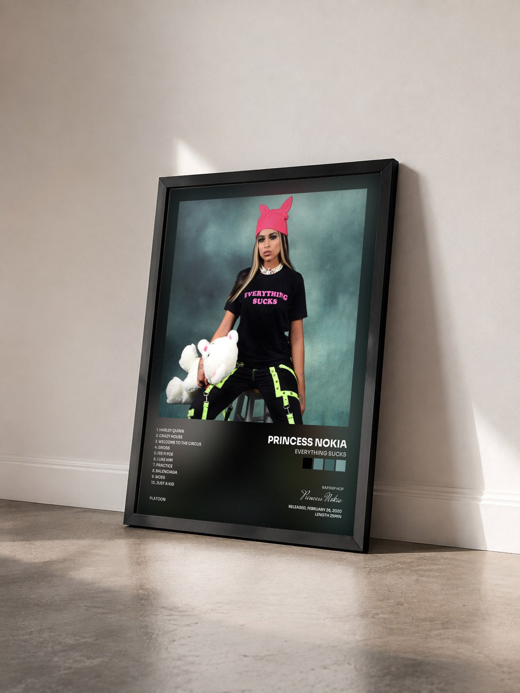 #noir Tableau de l'album Everything Sucks de Princess Nokia vu de trois quarts, cadre noir