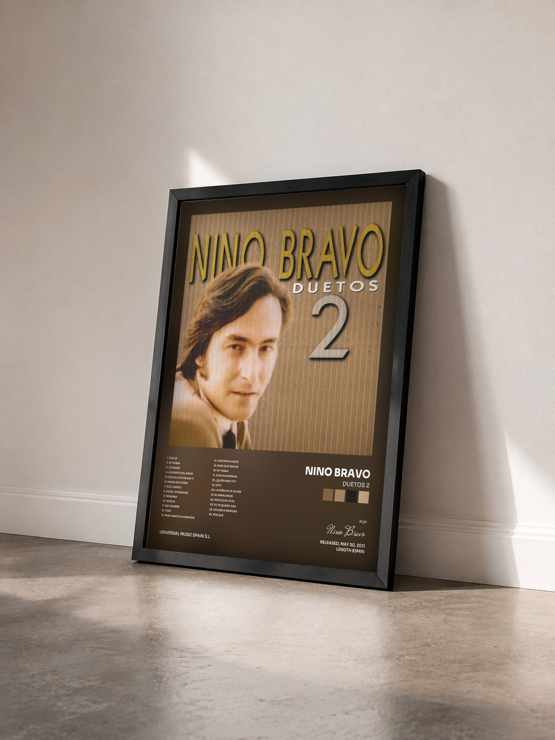 #noir Tableau de l'album Duetos 2 de Nino Bravo vu de trois quarts, cadre noir
