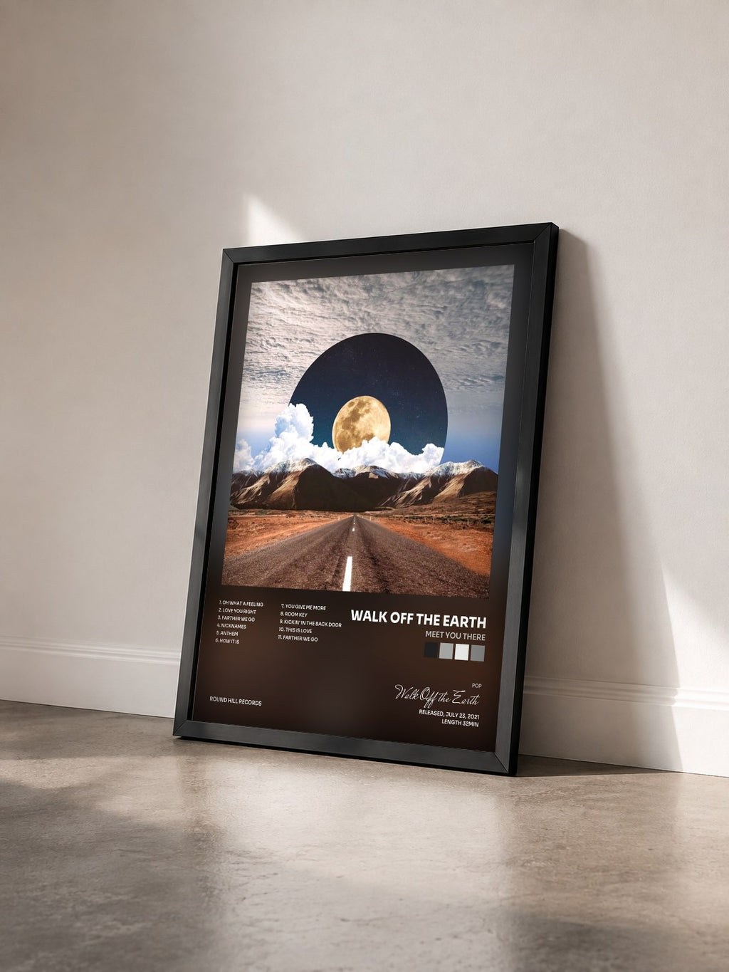 #noir Tableau de l'album Meet You There de Walk Off the Earth vu de trois quarts, cadre noir