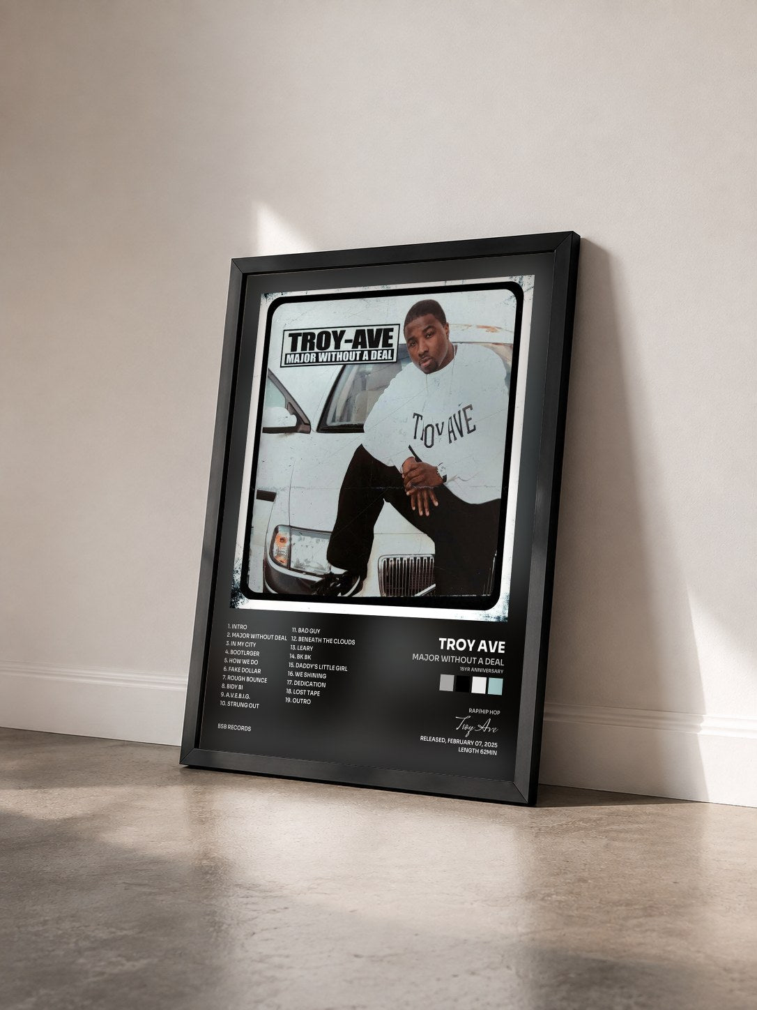 #noir Tableau de l'album Major Without A Deal (15yr Anniversary) de Troy Ave vu de trois quarts, cadre noir