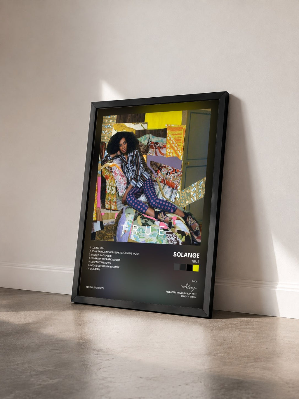 #noir Tableau de l'album True de Solange vu de trois quarts, cadre noir