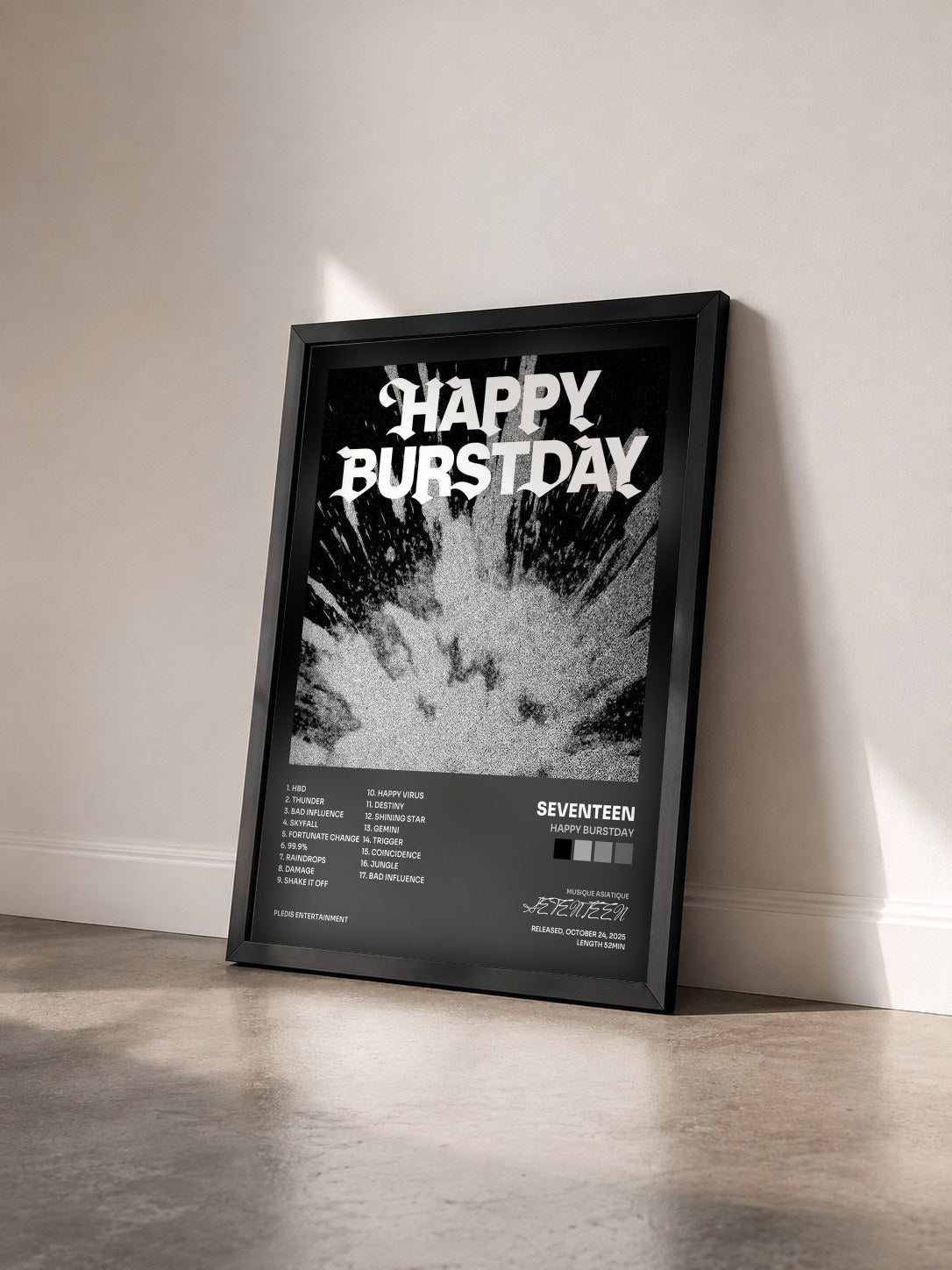 #noir Tableau de l'album HAPPY BURSTDAY de SEVENTEEN vu de trois quarts, cadre noir
