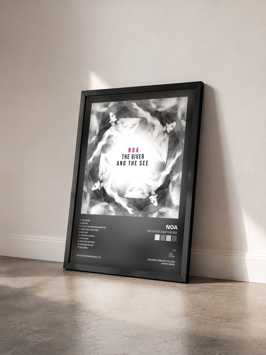 #noir Tableau de l'album The Giver and the See de Noa vu de trois quarts, cadre noir