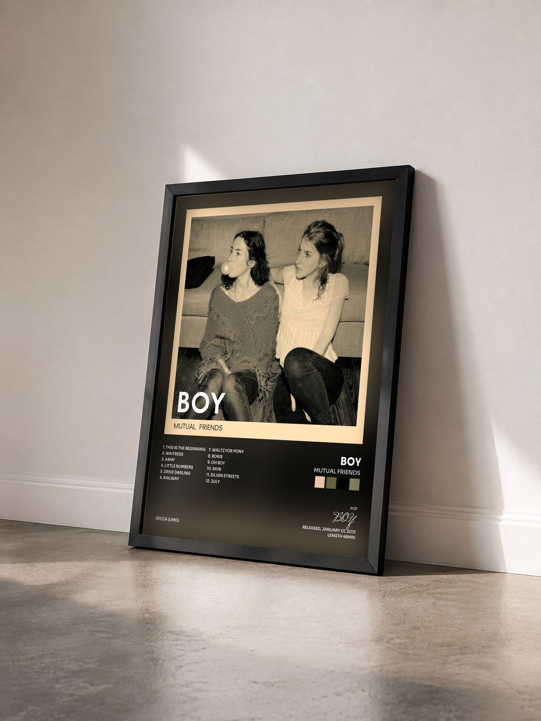 #noir Tableau de l'album Mutual Friends de BOY vu de trois quarts, cadre noir