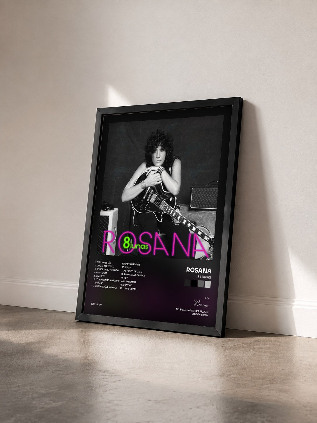 #noir Tableau de l'album 8 Lunas de Rosana vu de trois quarts, cadre noir