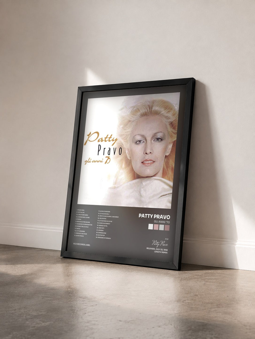 #noir Tableau de l'album Gli Anni '70 de Patty Pravo vu de trois quarts, cadre noir