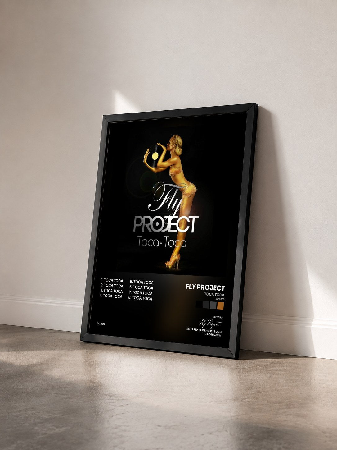 #noir Tableau de l'album Toca Toca (Remixes) de Fly Project vu de trois quarts, cadre noir
