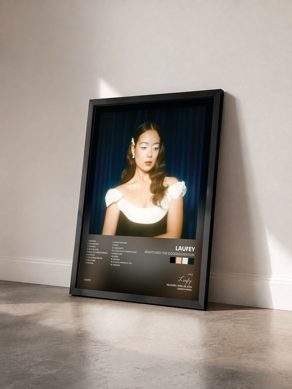 #noir Tableau de l'album Bewitched: The Goddess Edition de Laufey vu de trois quarts, cadre noir