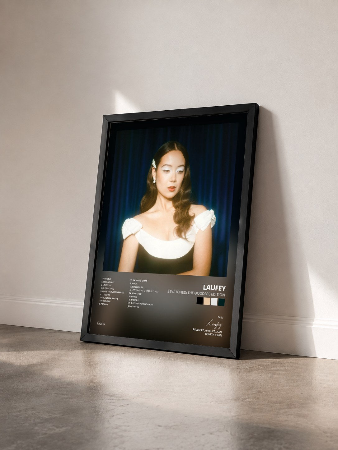 #noir Tableau de l'album Bewitched: The Goddess Edition de Laufey vu de trois quarts, cadre noir